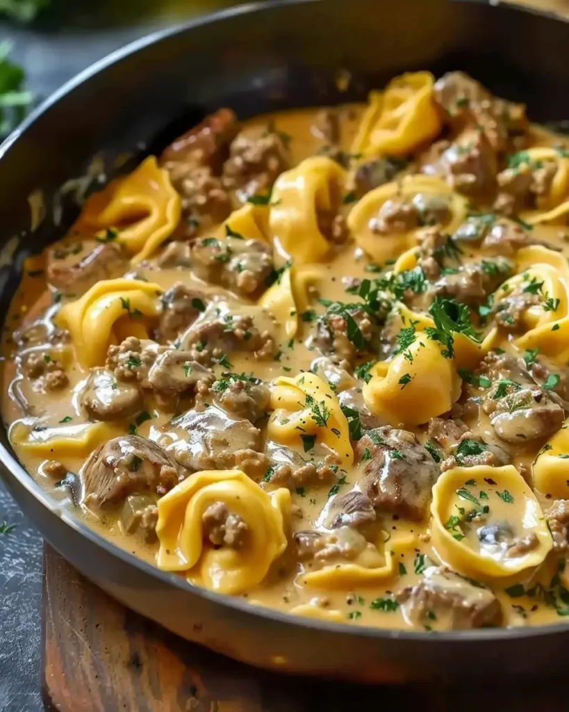 Tortellini au bœuf Stroganoff crémeux en une seule poêle avec une sauce savoureuse