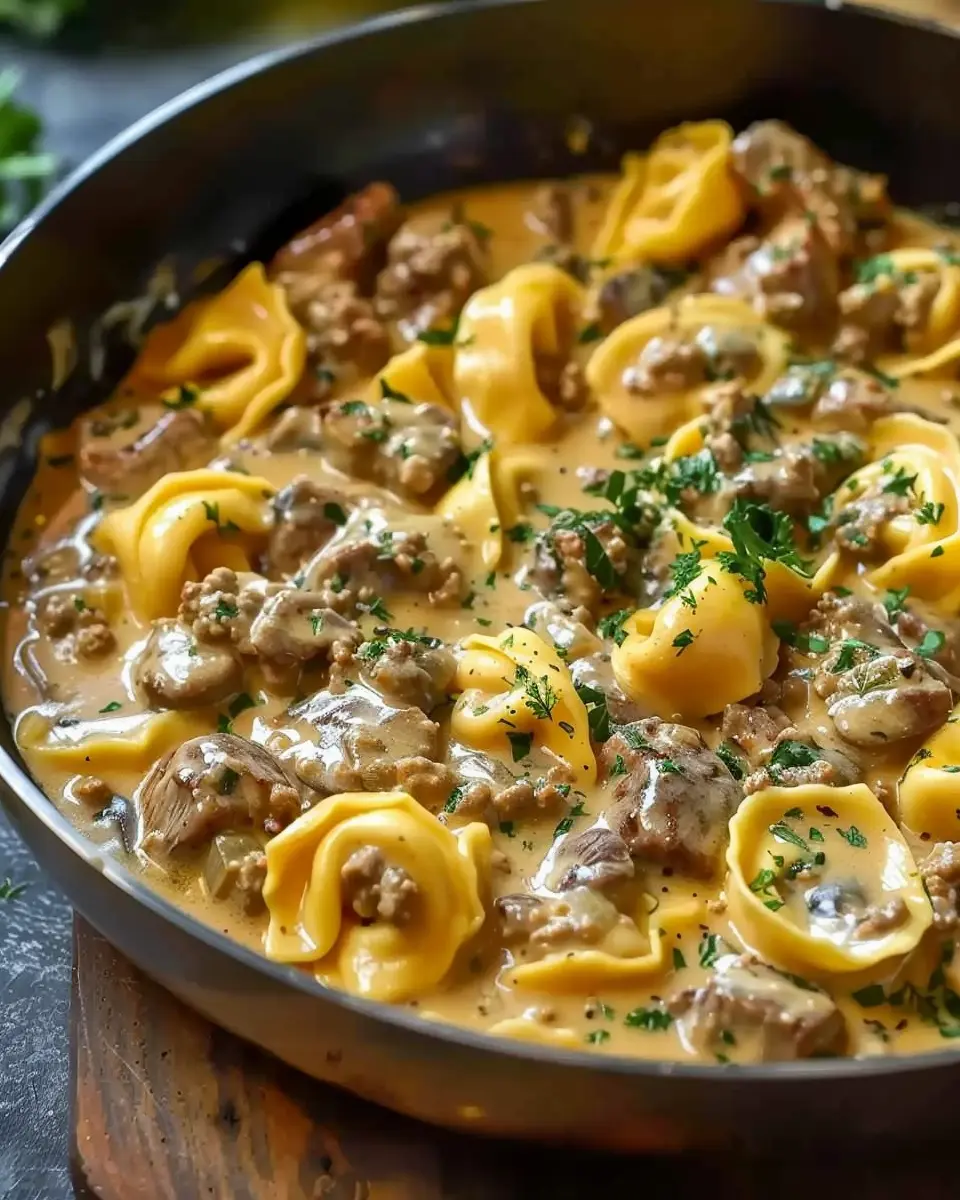 Tortellini au bœuf Stroganoff crémeux en une seule poêle avec une sauce savoureuse